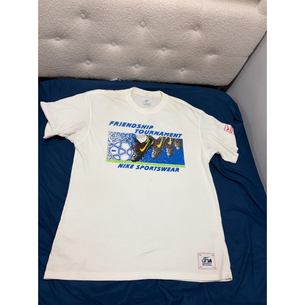 Nike DNA Friendship Tournament Soccer Graphic T-Shirt White Mens Medium Loose